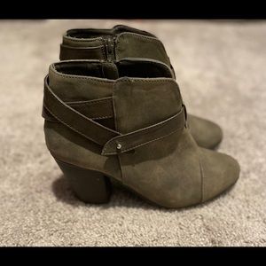 Women’s ankle booties